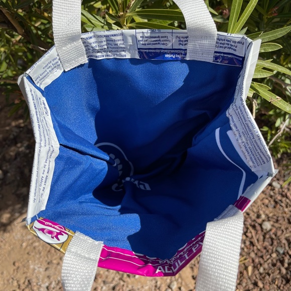 Repurposed cat food bag - Picture 5 of 7